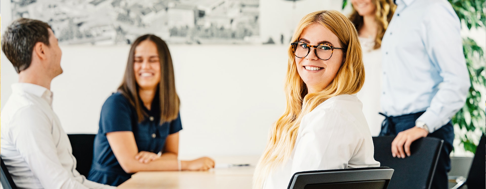 Büromitarbeiter an einem Besprechungstisch